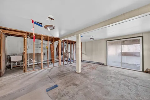 $325,000 | 12 Robert Drive, Hyde Park, NY 12538