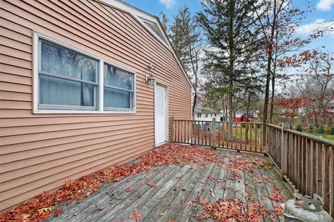 $325,000 | 12 Robert Drive, Hyde Park, NY 12538