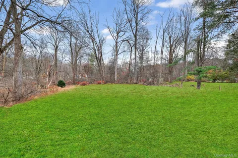 $325,000 | 12 Robert Drive, Hyde Park, NY 12538