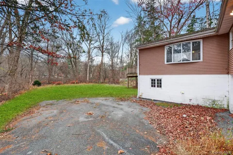 $325,000 | 12 Robert Drive, Hyde Park, NY 12538