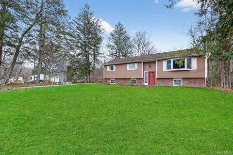 $325,000 | 12 Robert Drive, Hyde Park, NY 12538