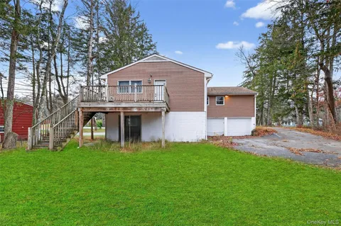 $325,000 | 12 Robert Drive, Hyde Park, NY 12538