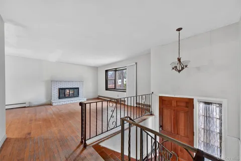 $325,000 | 12 Robert Drive, Hyde Park, NY 12538