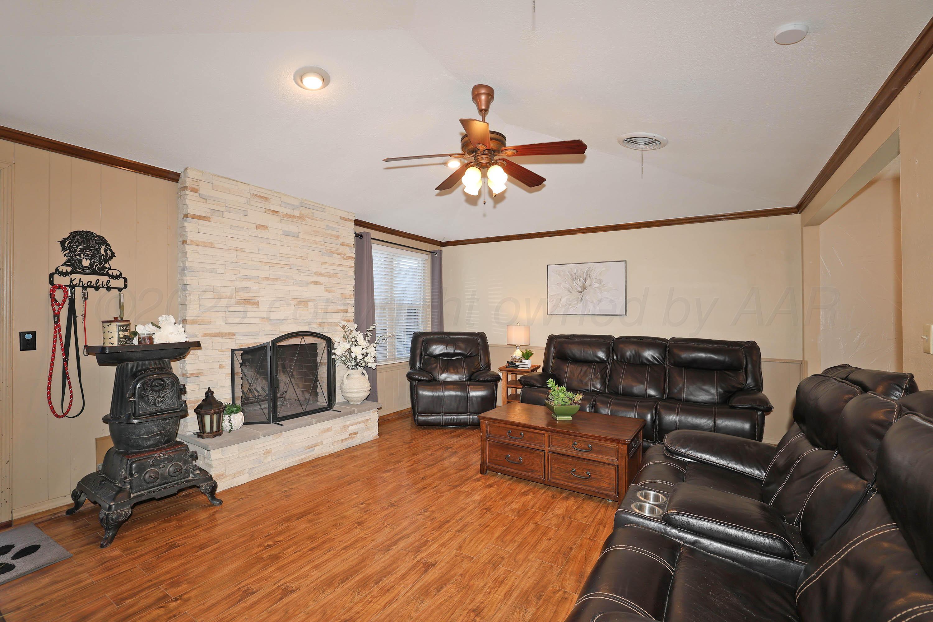 5301 Whitney Lane Amarillo, TX 79110 - Photo 3 of 28 3-Living Area