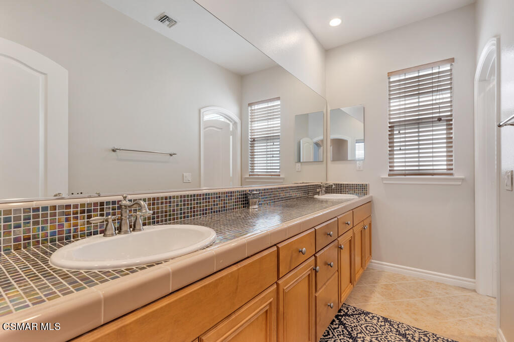 1410 Viewpoint Drive Oxnard, CA 93035 - Photo 45 of 73 1410 Viewpoint Dr- HsHProd-33