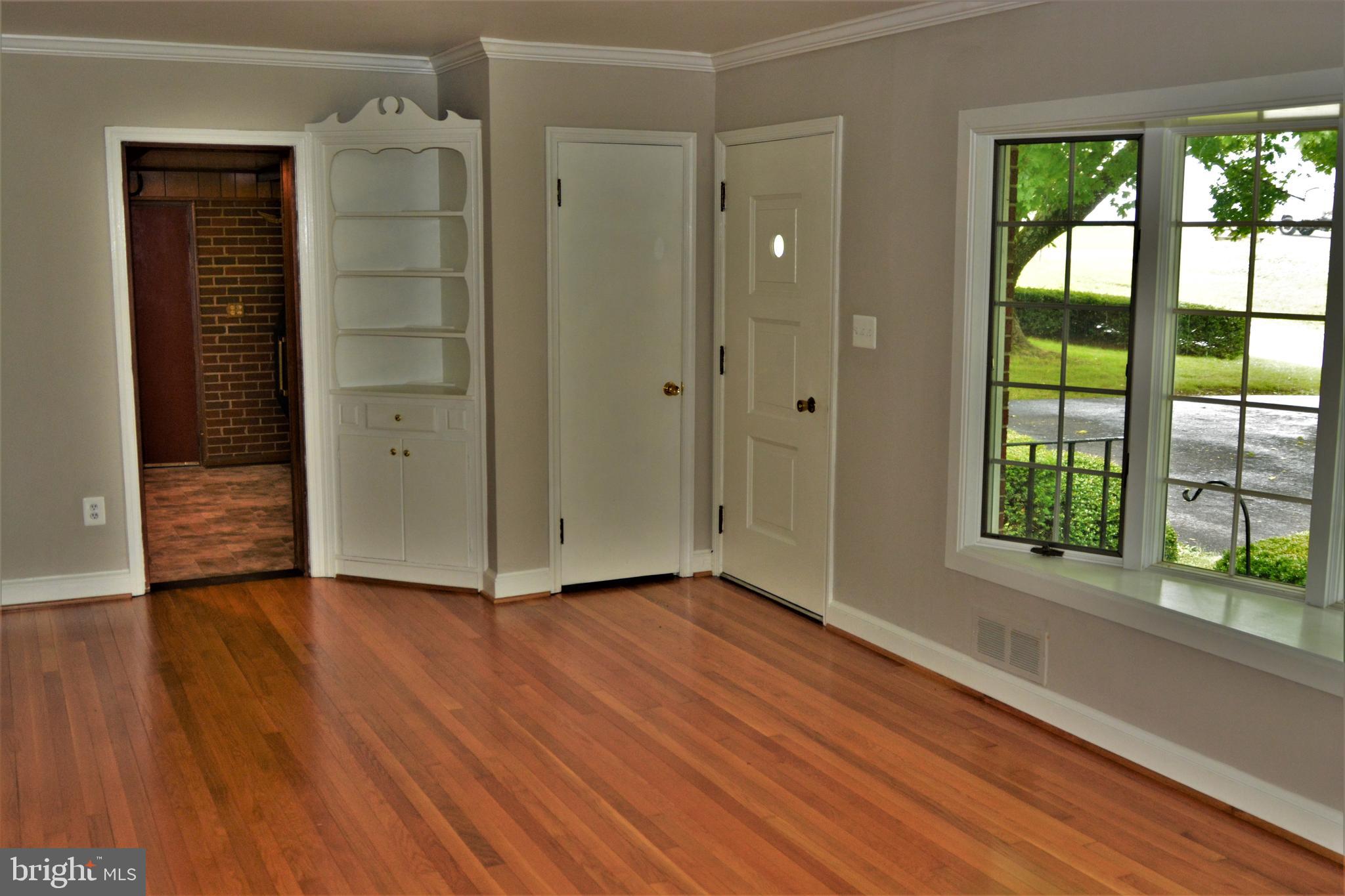 759 Long Corner Road Mount Airy, MD 21771 - Photo 5 of 37 Living Room