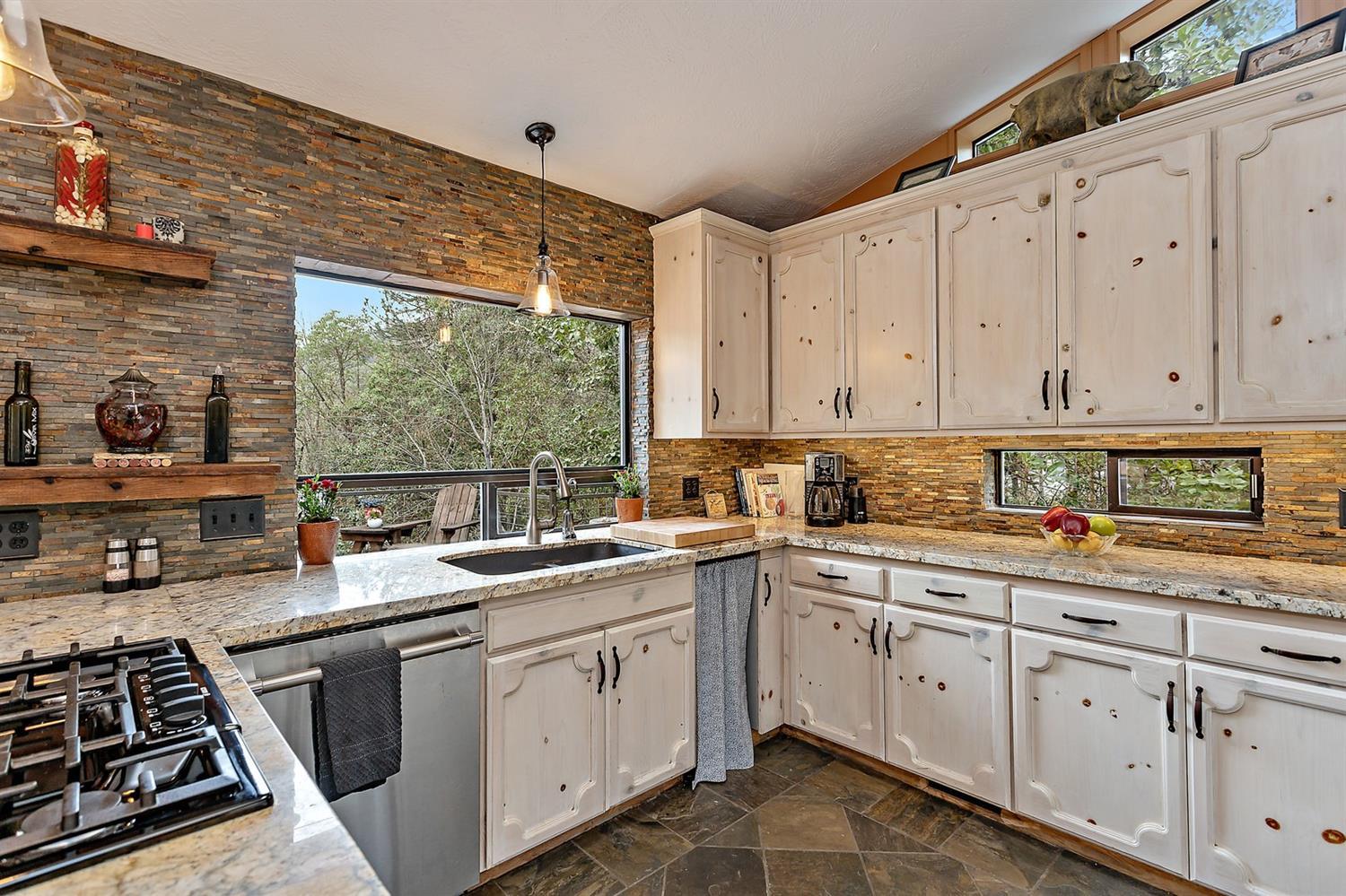 1250 Wards Creek Road Rogue River, OR 97537 - Photo 4 of 32 Kitchen with granite, slate floors and k