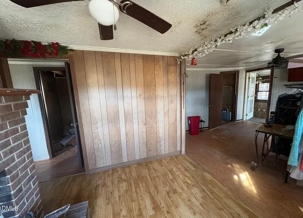 a view of livingroom with furniture and ceiling fan