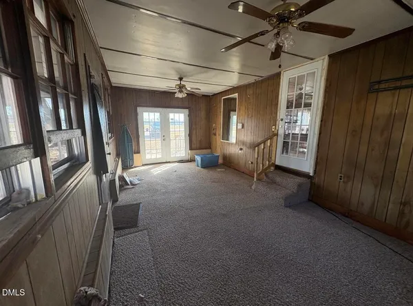 a view of a livingroom with furniture