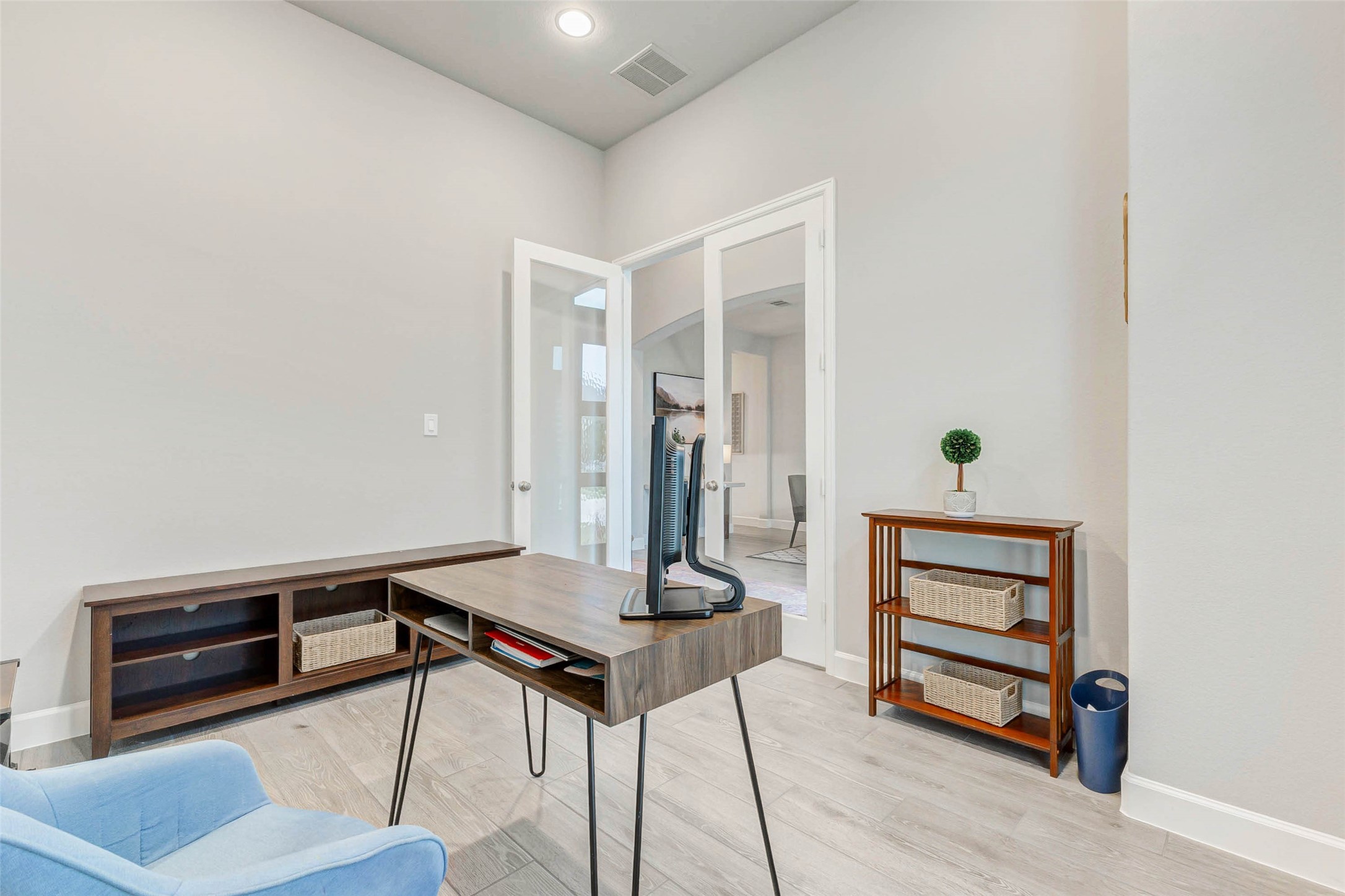 4714 Southpoint Way Fulshear, TX 77441 - Photo 5 of 45 a living room with furniture