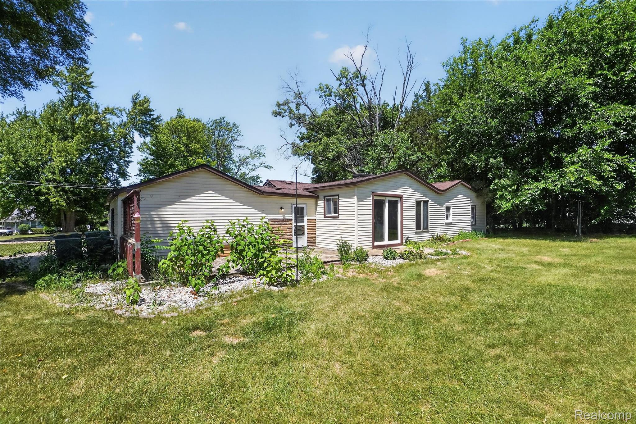 508 Deland Road Flushing, MI 48433 - Photo 29 of 38 Expansive grassy yard with mature trees