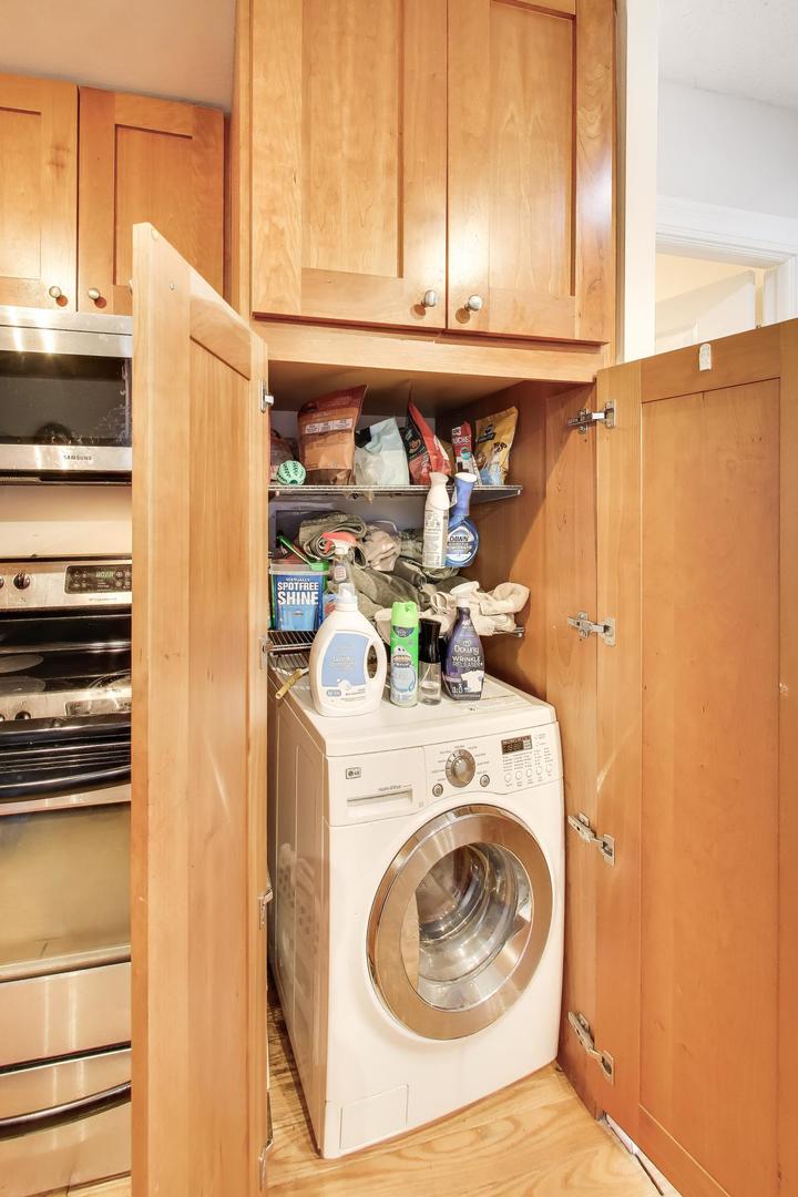 2930 North Sheridan Road, Unit 702 Chicago, IL 60657 - Photo 13 of 25 a utility room with dryer and washer