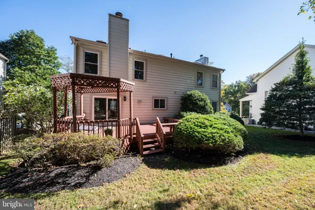 a view of a house with backyard and garden