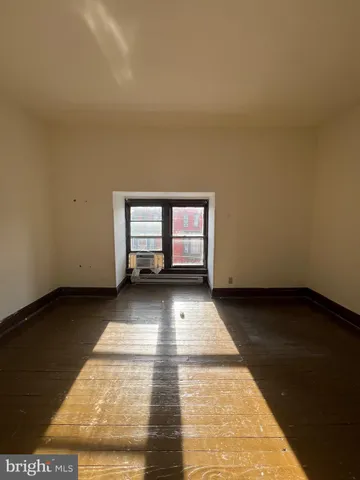a view of empty room with window