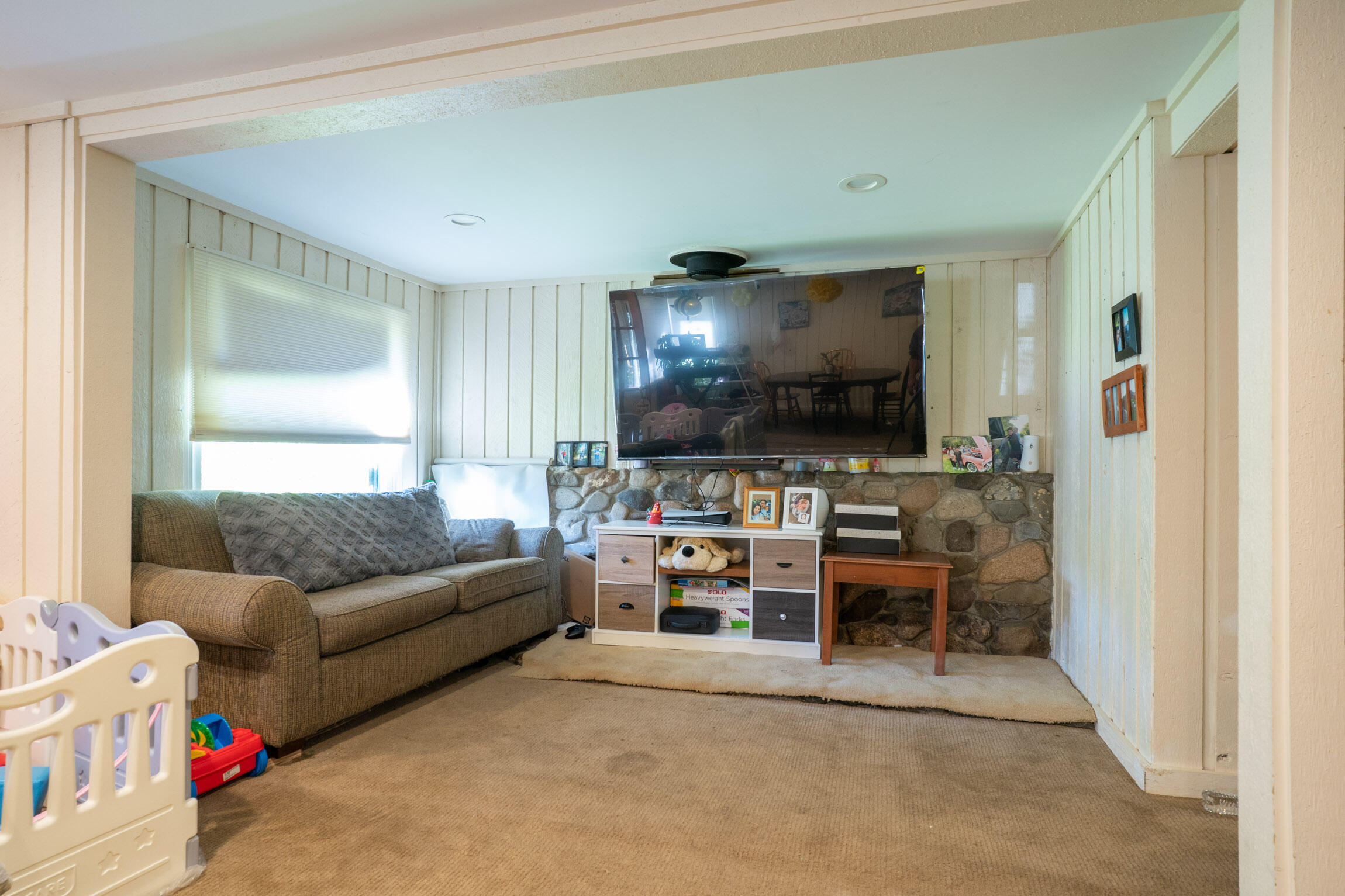 115 Pine Street Hailey, ID 83333 - Photo 4 of 16 Living Room 1