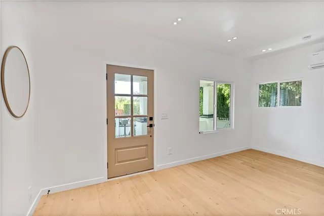 $4,995 | 2623 West Exposition Place, Los Angeles, CA 90018