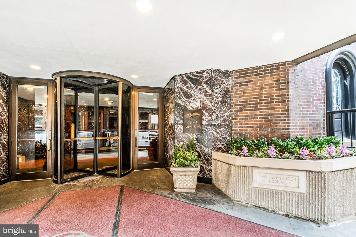 2018-32 Walnut Street, Unit 23B Philadelphia, PA 19103 - Photo 2 of 23