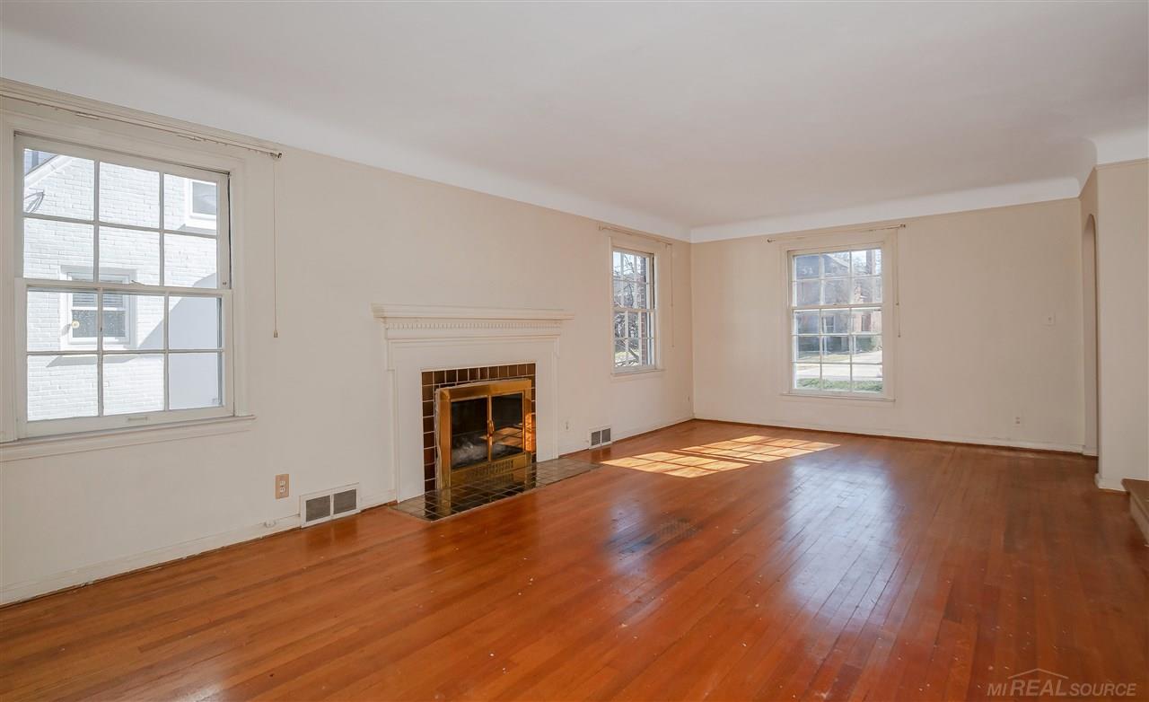 1590 Fairholme Road Grosse Pointe Woods, MI 48236 - Photo 7 of 32