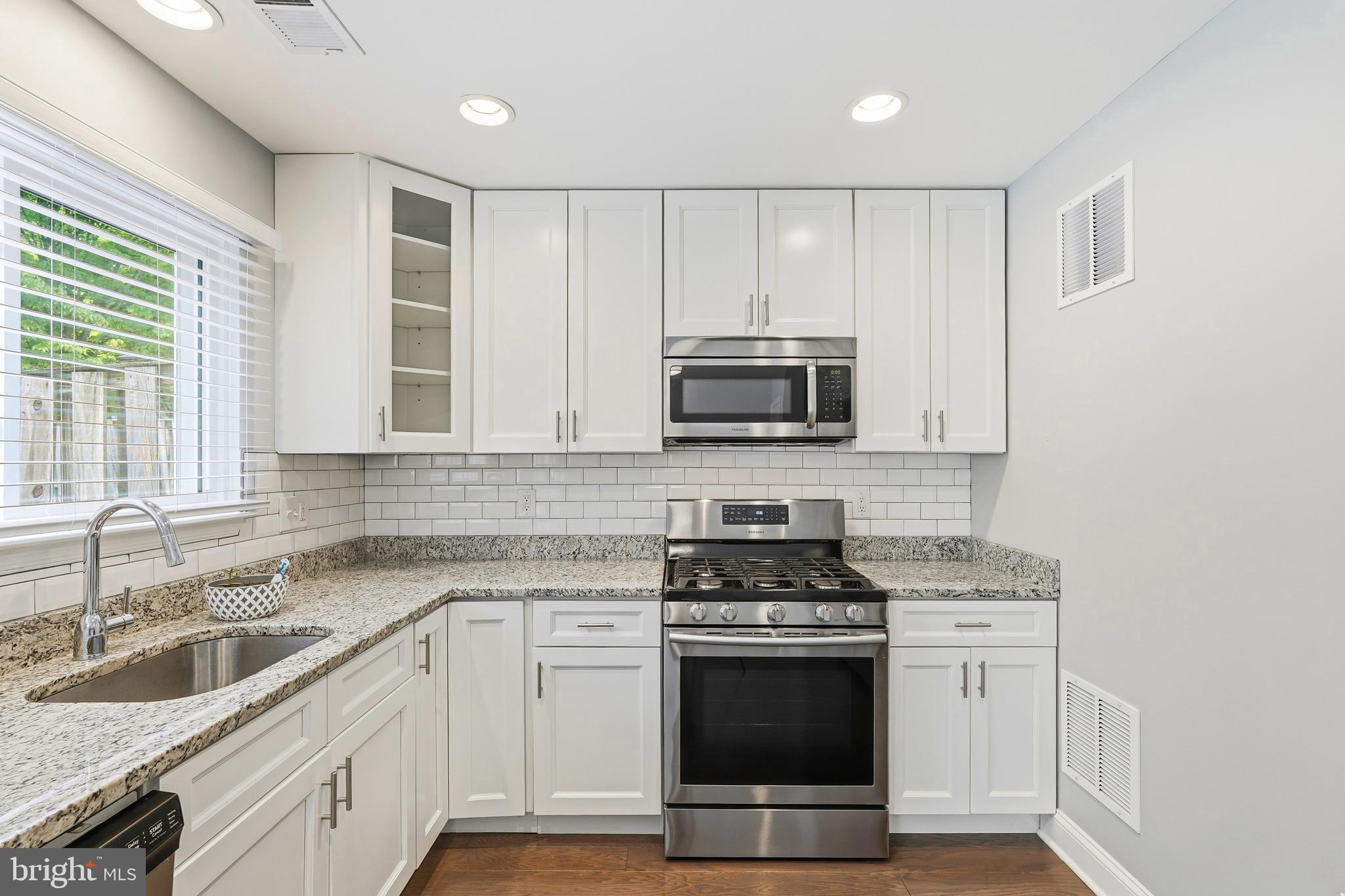 14823 Bolton Road Centreville, VA 20121 - Photo 3 of 27 Kitchen