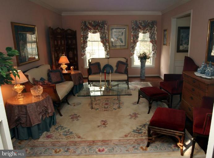9121 Scott Street Springfield, VA 22153 - Photo 5 of 28 Living Room