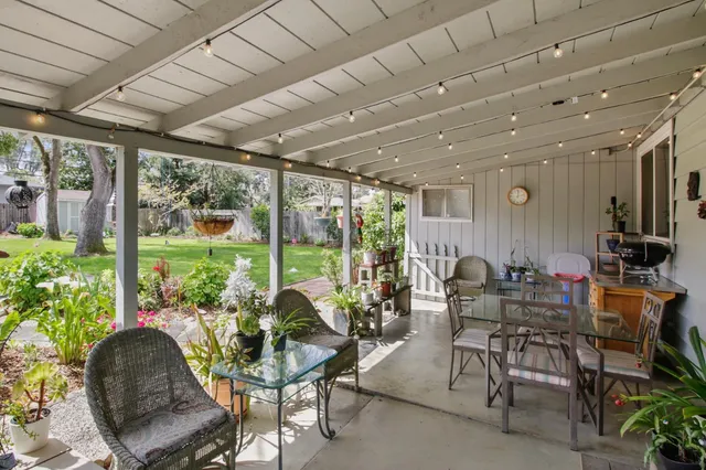 a view of a house with backyard and porch