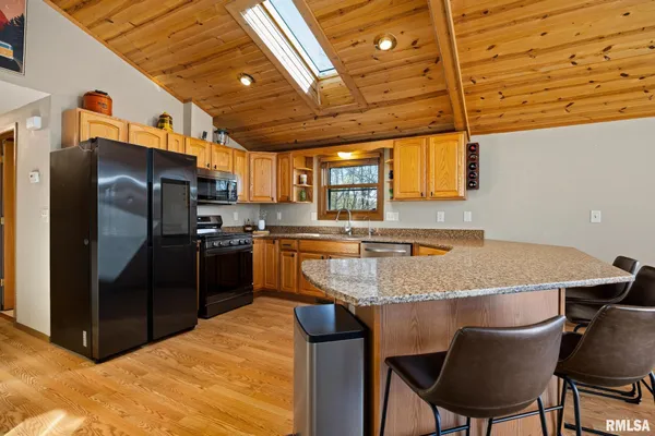 $535,000 | 225 North Shore Place, Dahinda, IL 61428
