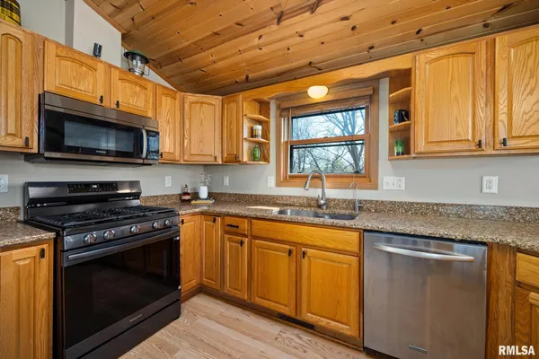$535,000 | 225 North Shore Place, Dahinda, IL 61428