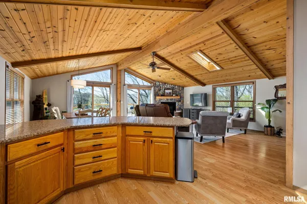 $535,000 | 225 North Shore Place, Dahinda, IL 61428