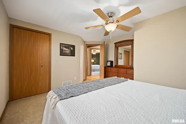 $535,000 | 225 North Shore Place, Dahinda, IL 61428