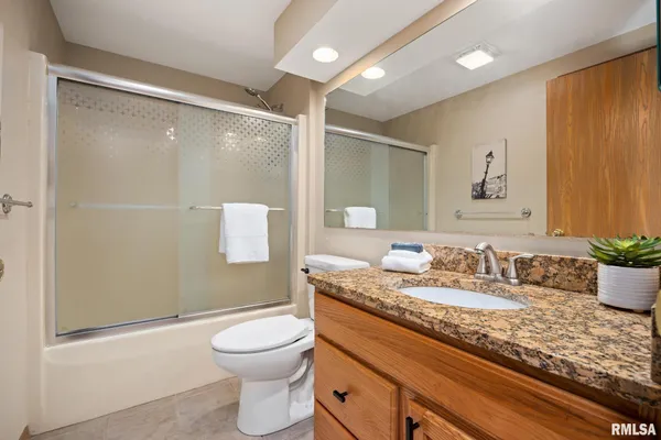 $535,000 | 225 North Shore Place, Dahinda, IL 61428