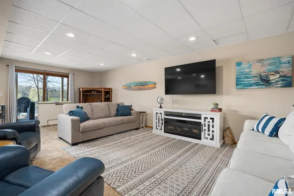 $535,000 | 225 North Shore Place, Dahinda, IL 61428