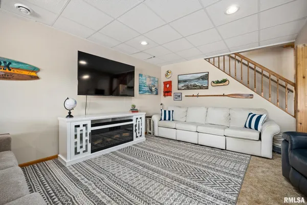 $535,000 | 225 North Shore Place, Dahinda, IL 61428