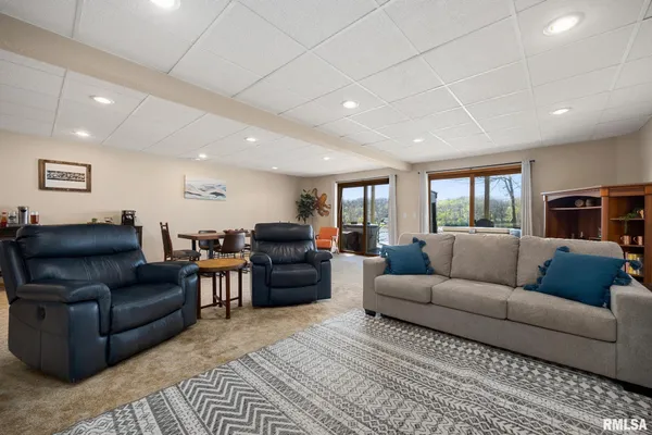 $535,000 | 225 North Shore Place, Dahinda, IL 61428