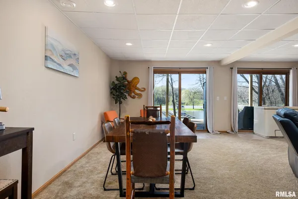 $535,000 | 225 North Shore Place, Dahinda, IL 61428