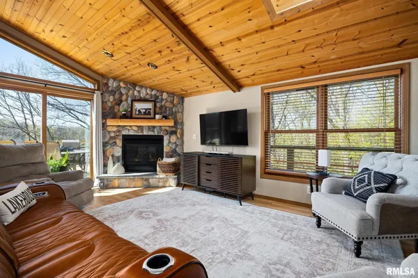 $535,000 | 225 North Shore Place, Dahinda, IL 61428