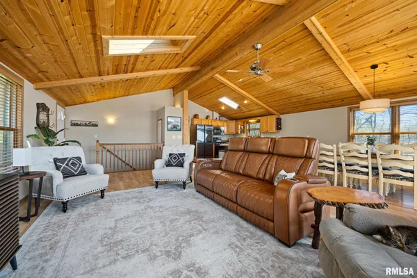 $535,000 | 225 North Shore Place, Dahinda, IL 61428