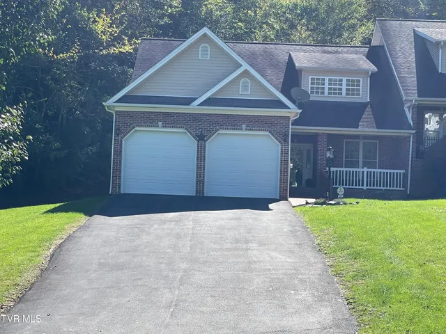 $299,999 | 251 Cresswood Drive, Unit 251, Richlands, VA 24641