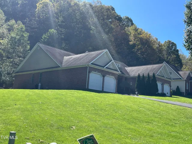 $299,999 | 251 Cresswood Drive, Unit 251, Richlands, VA 24641