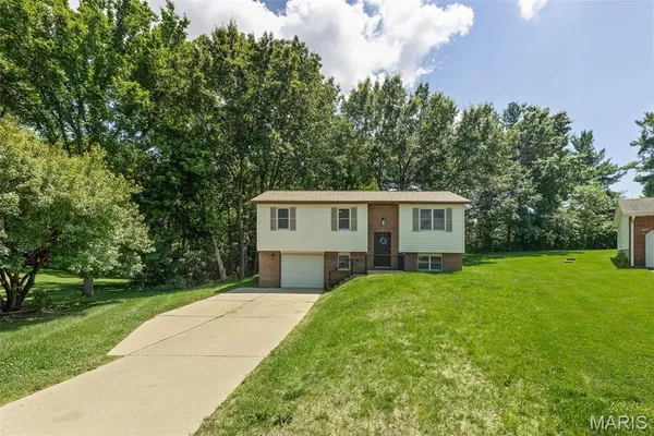 $239,900 | 410 St Anthony Drive, Godfrey, IL 62035