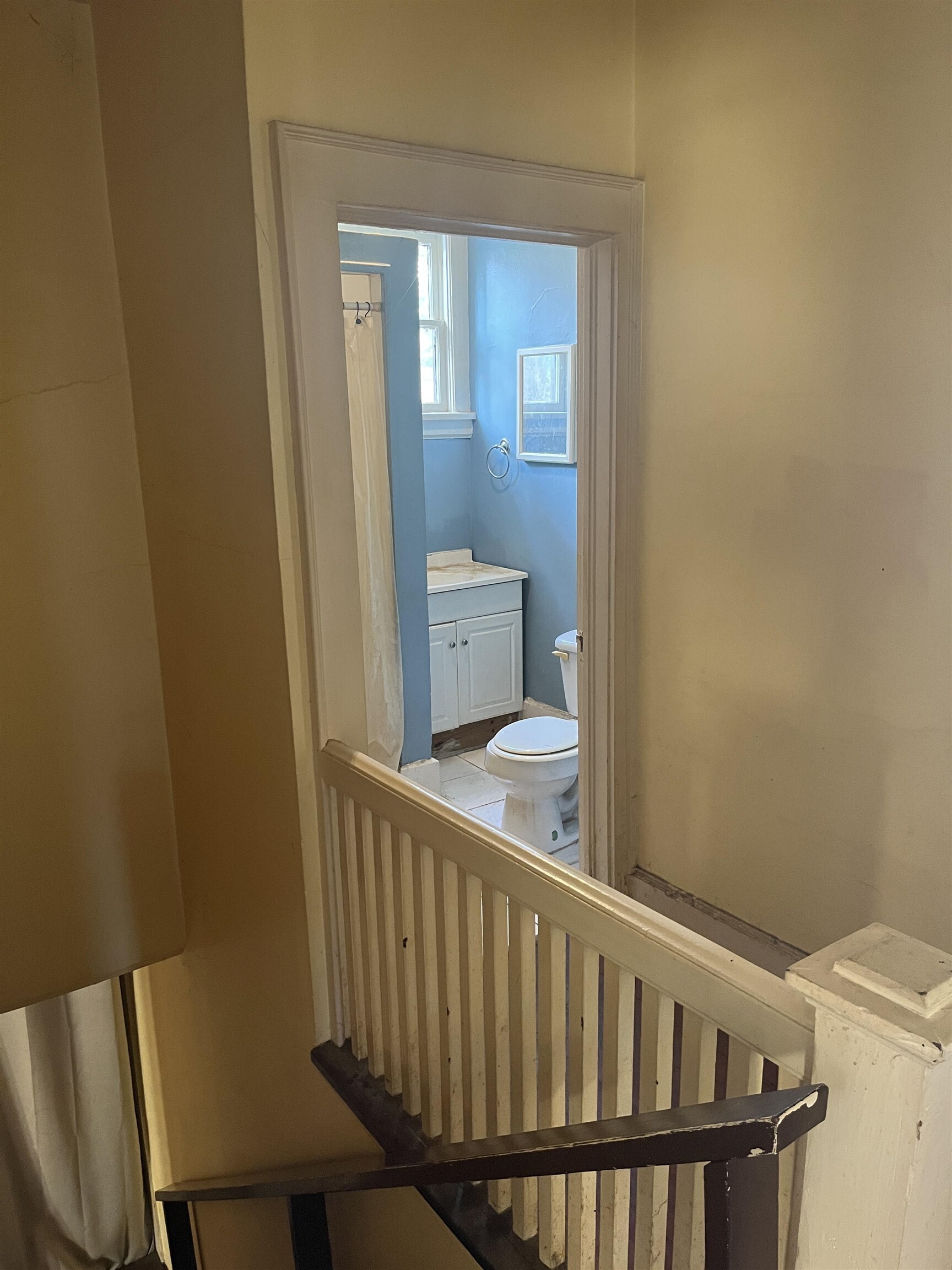 211 4th Street Mobile, AL 36611 - Photo 18 of 34 Bathroom with vanity and curtained shower