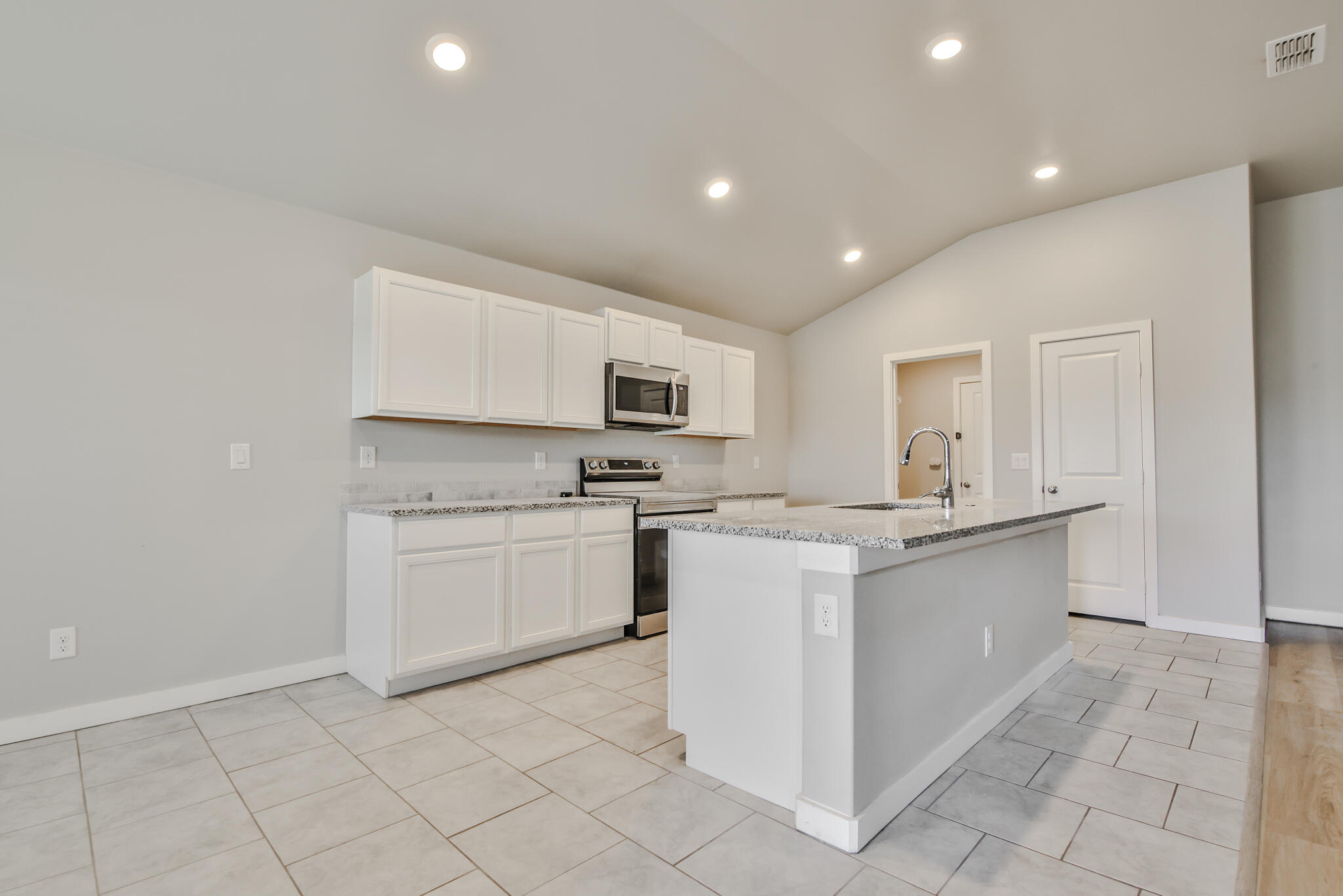13407 Avenue R Lubbock, TX 79423 - Photo 5 of 20 13407 Ave R - Kitchen
