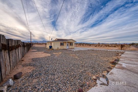 231 North Kern Street Ridgecrest, CA 93555 - Photo 28 of 41 a view of a big room with wooden fence