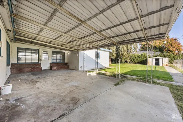 a view of a house with backyard and porch