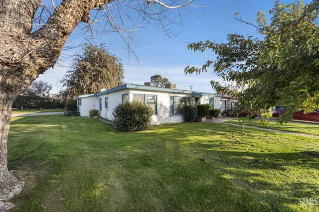 a view of a house with a yard