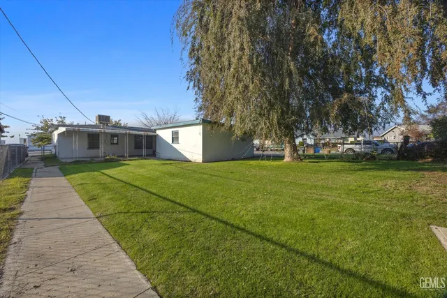 a view of house with garden