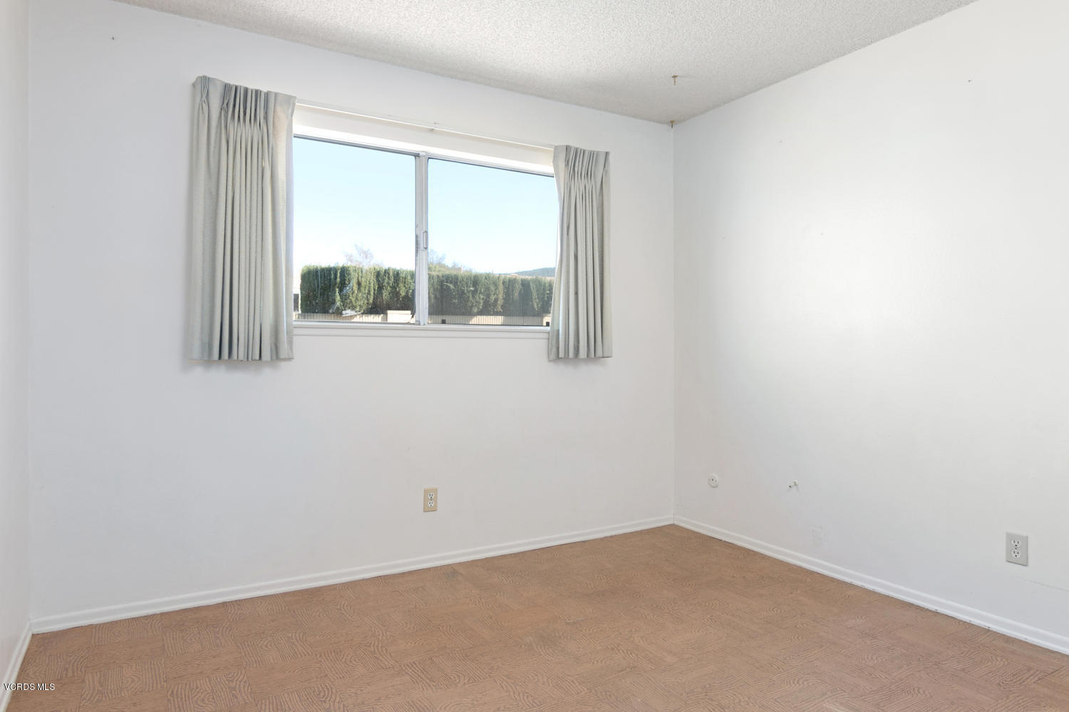 926 Erringer Road Simi Valley, CA 93065 - Photo 14 of 22 926 Erringer Rd-MLS_Size-014-6-Bedroom-1