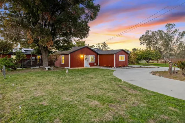 a view of a house with backyard
