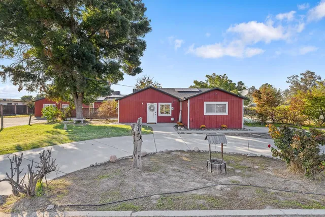 a view of a house with backyard and windows