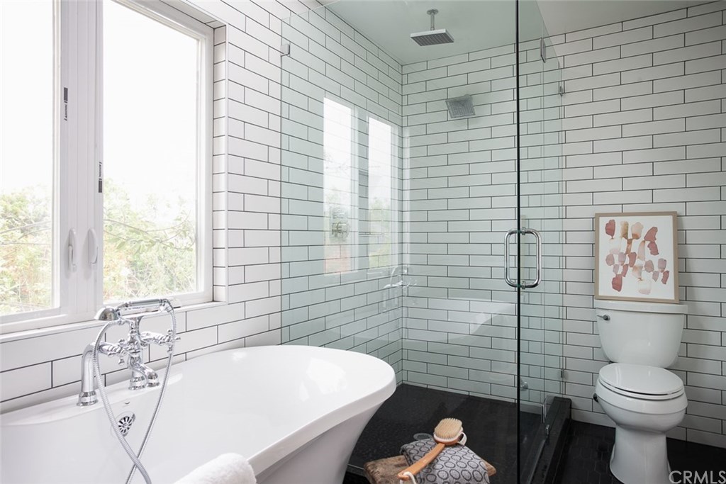 453 Broadway Costa Mesa, CA 92627 - Photo 23 of 39 a bathroom with a toilet a sink and bathtub