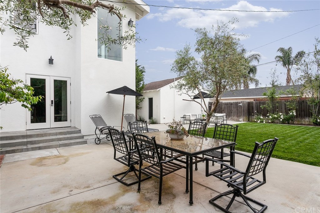 453 Broadway Costa Mesa, CA 92627 - Photo 30 of 39 a view of a patio with table and chairs and potted plants